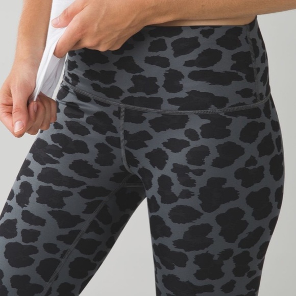 Lululemon High Times Pant *Full-On Luxtreme
Cherry Cheetah Dark Slate Black - Picture 3 of 4